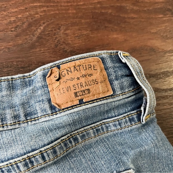 Signature by Levi Strauss Women's Denim Blue Jean Shorts Size 16. W33 - Picture 7 of 7